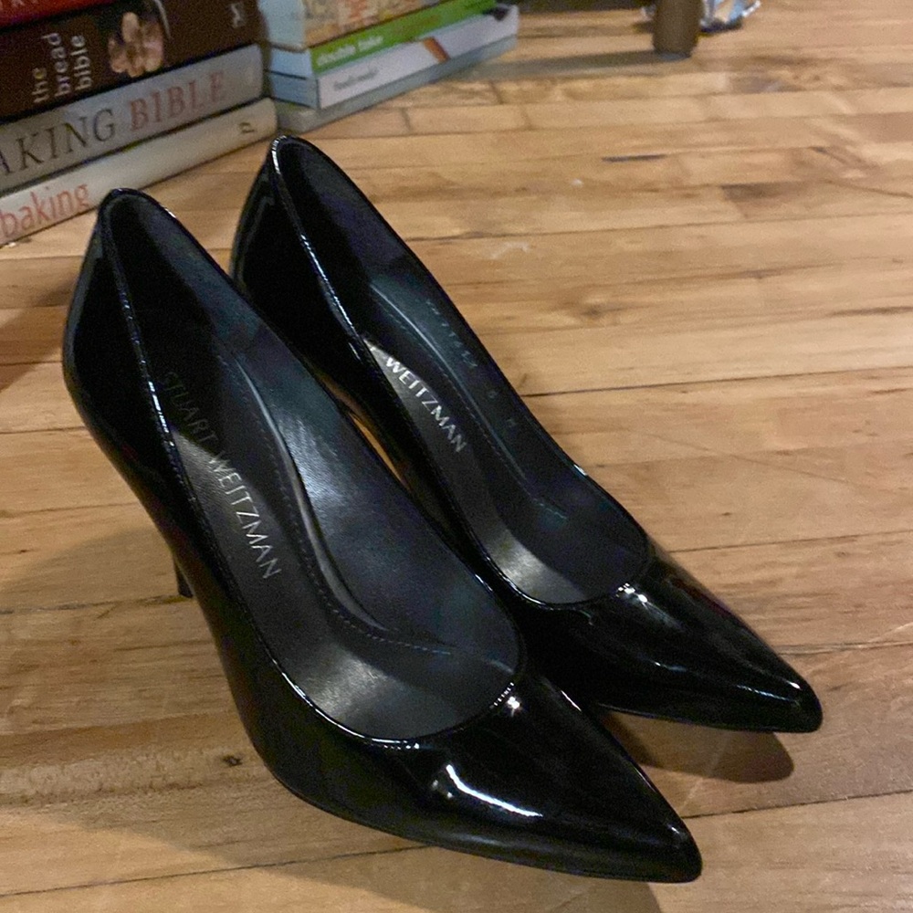 Gorgeous Stuart Weitzman black patent leather heels size 5